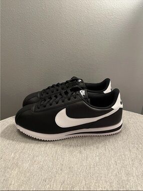 Nike Cortez Black White Sneaker Men's Athletic Shoe Size 9.5 DM4044-001
